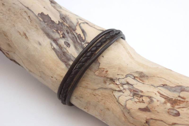 Herrenarmband Aus Braunem Leder Und Geflochtenem Mit Edelstahlverschluss Herrenarmband Aus Braunem Leder Und Geflochtenem Mit Edelstahlverschluss von EmmaFashionStyle
