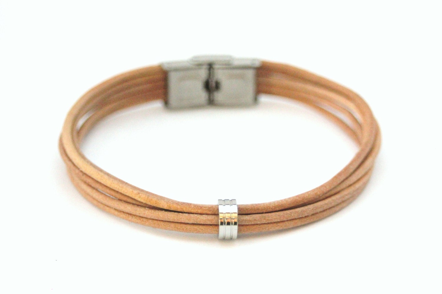 Herrenarmband Aus Hellbraunem Naturleder Und Stahlperle Mit Edelstahlverschluss Herrenarmband Aus Hellbraunem Naturleder Und Stahlperle Mit Edelstahlverschluss von EmmaFashionStyle