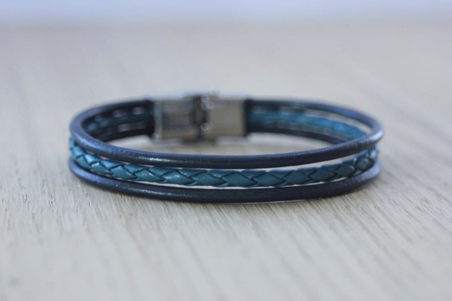 Herrenarmband Aus Nachtblauem Leder Und Petrolblauem Geflochtenem Mit Edelstahlverschluss Herrenarmband Aus Nachtblauem Leder Und Petrolblauem Geflochtenem Mit Edelstahlverschluss von EmmaFashionStyle