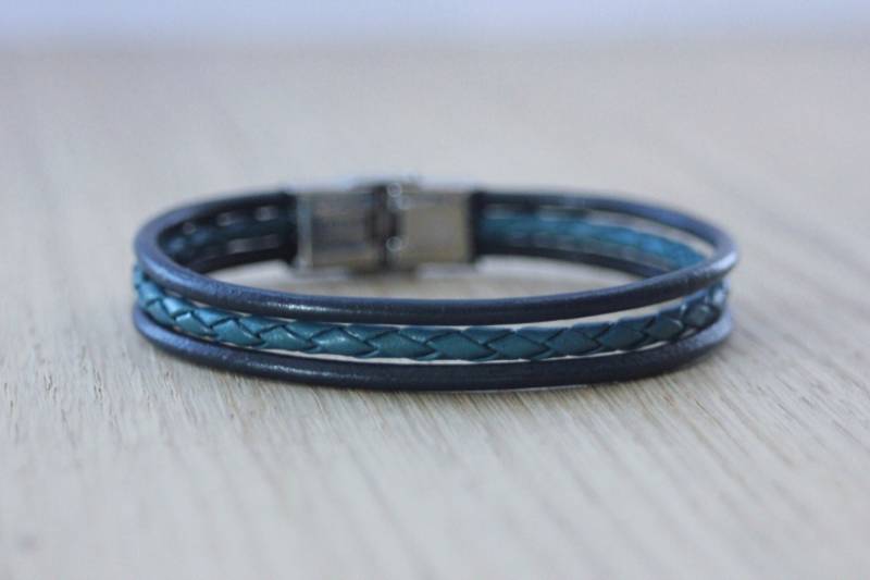 Herrenarmband Aus Nachtblauem Leder Und Petrolblauem Geflochtenem Mit Edelstahlverschluss Herrenarmband Aus Nachtblauem Leder Und Petrolblauem Geflochtenem Mit Edelstahlverschluss von EmmaFashionStyle