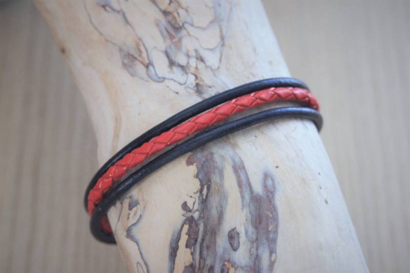 Herrenarmband Aus Schwarzem Leder Und Geflochtenem Rotem Mit Edelstahlverschluss Herrenarmband Aus Schwarzem Leder Und Geflochtenem Rotem Mit Edelstahlverschluss von EmmaFashionStyle