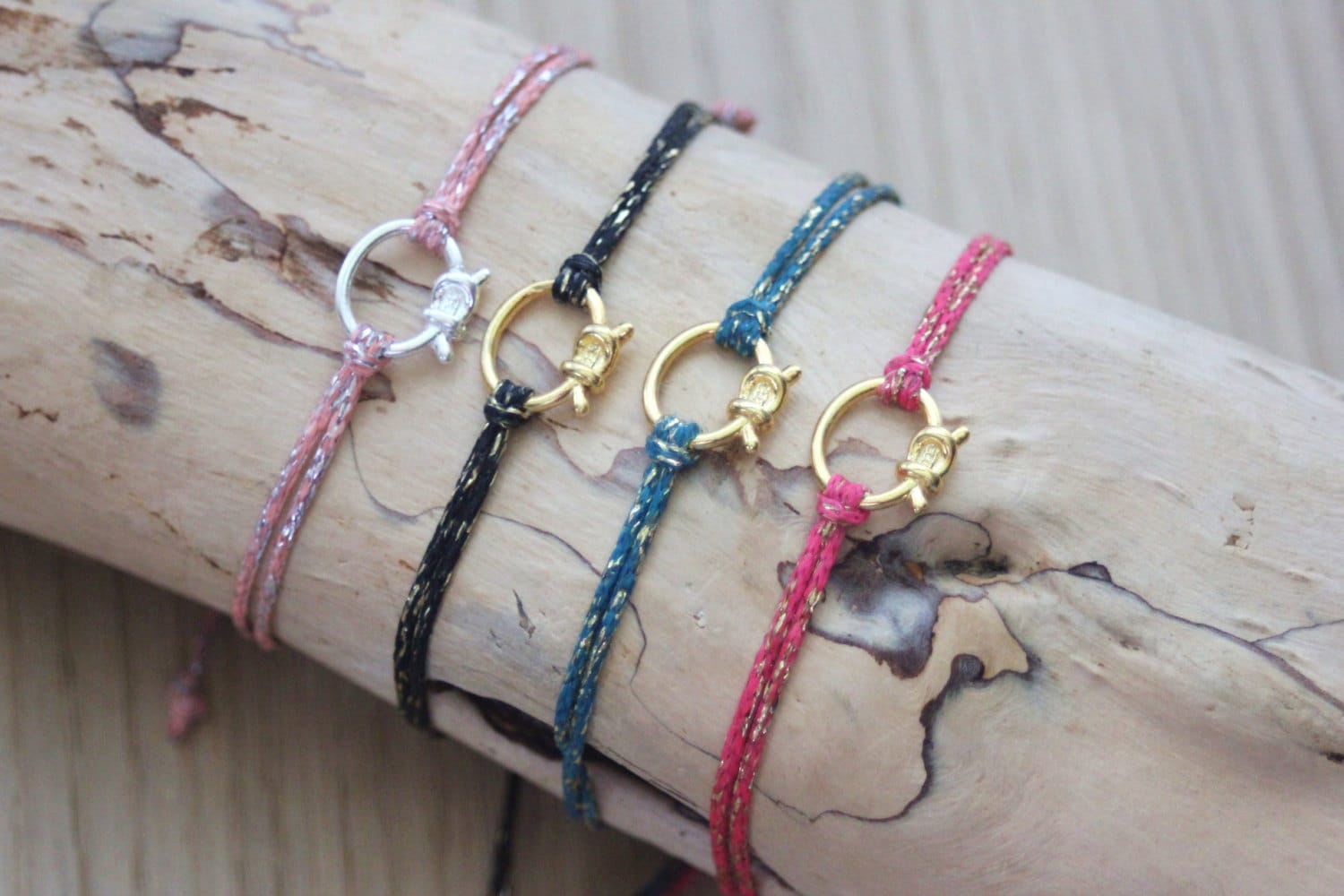 Kordelarmband in Der Farbe Ihrer Wahl Und Knotenanhänger Aus Massivem Silber Oder Vergoldetem Kordelarmband in Der Farbe Ihrer Wahl Und Knotenanhänger Aus Massivem Silber Oder Vergoldetem von EmmaFashionStyle