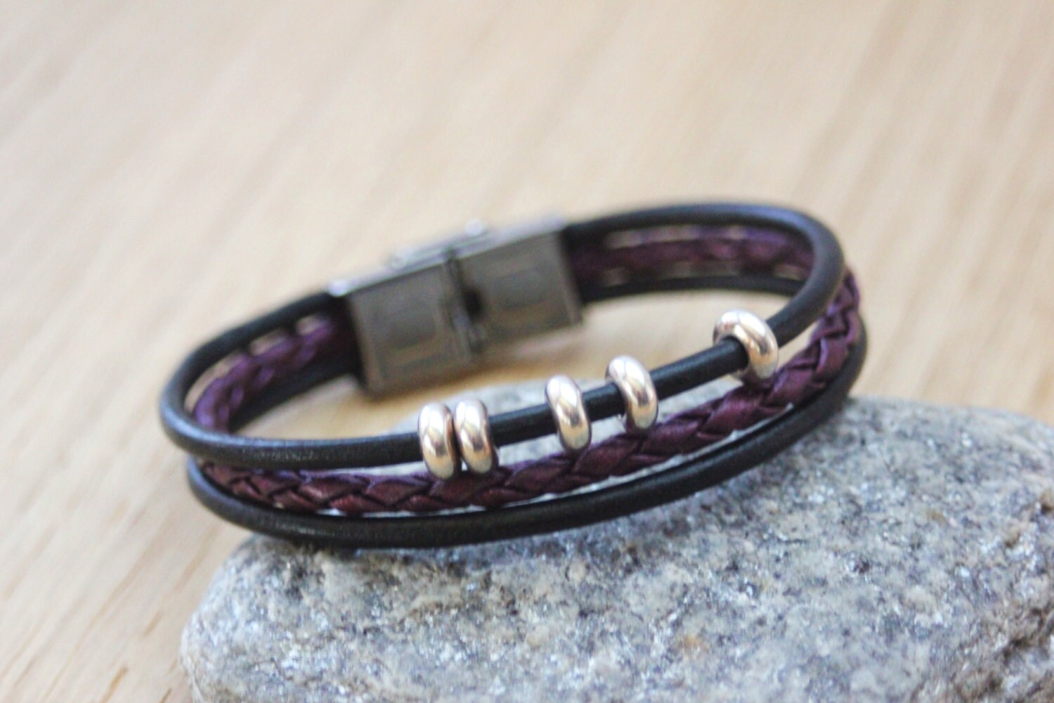 Schwarzes Lederarmband Und Metallic-Lila Geflochtenes Leder Mit Metallperlen Edelstahlverschluss Schwarzes Lederarmband Und Metallic-Lila Geflochtenes Leder Mit Metallperlen Edelstahlverschluss von EmmaFashionStyle