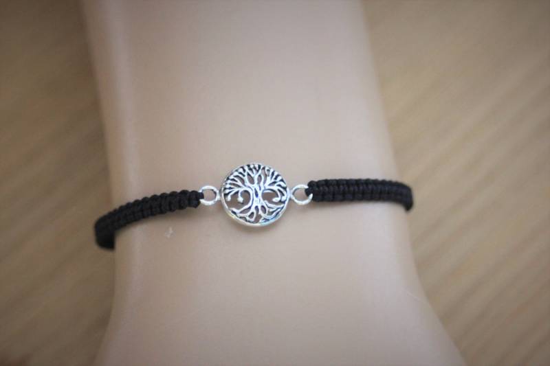 Schwarzes Makramee-Freundschaftsarmband Mit Lebensbaum-Anhänger Aus 925Er Sterlingsilber Schwarzes Makramee-Freundschaftsarmband Mit Lebensbaum-Anhänger Aus 925Er Sterlingsilber von EmmaFashionStyle