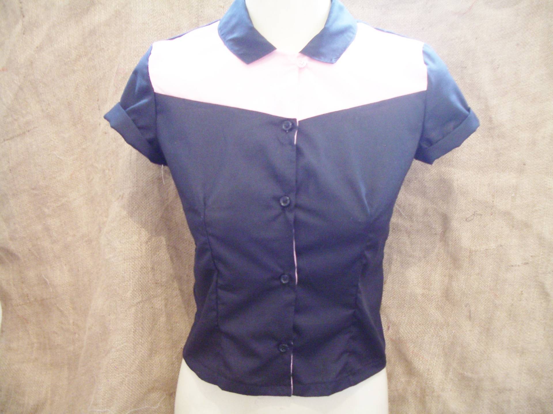 Süße Pink-Schwarze Bowling Bluse Im 50Er Jahre Stil Mit Schleife Und Knopf Pin-Up, Rockabilly, Jede Farbe Auf Bestellung von EmmaJaneClothing