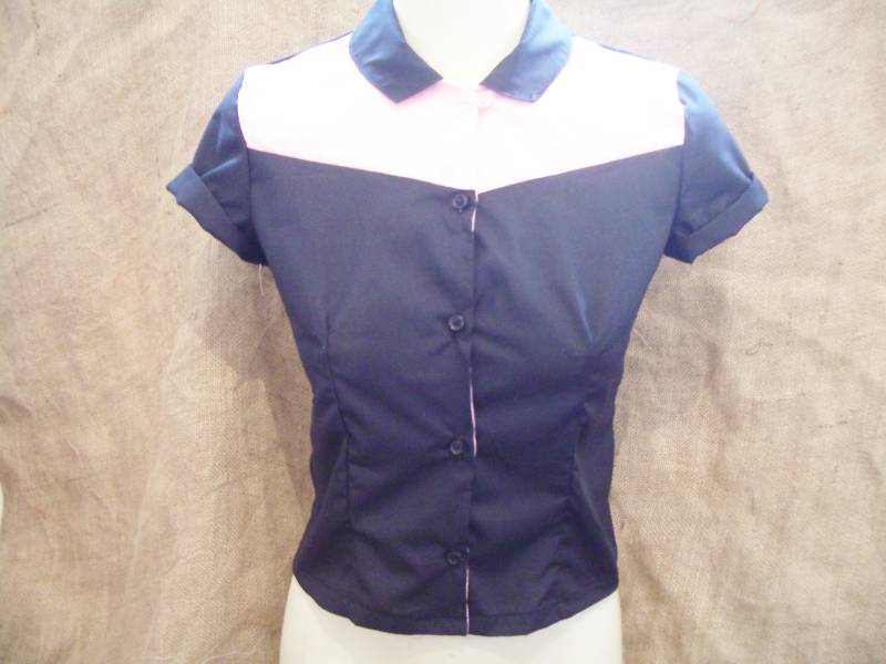 Süße Pink-Schwarze Bowling Bluse Im 50Er Jahre Stil Mit Schleife Und Knopf Pin-Up, Rockabilly, Jede Farbe Auf Bestellung von EmmaJaneClothing