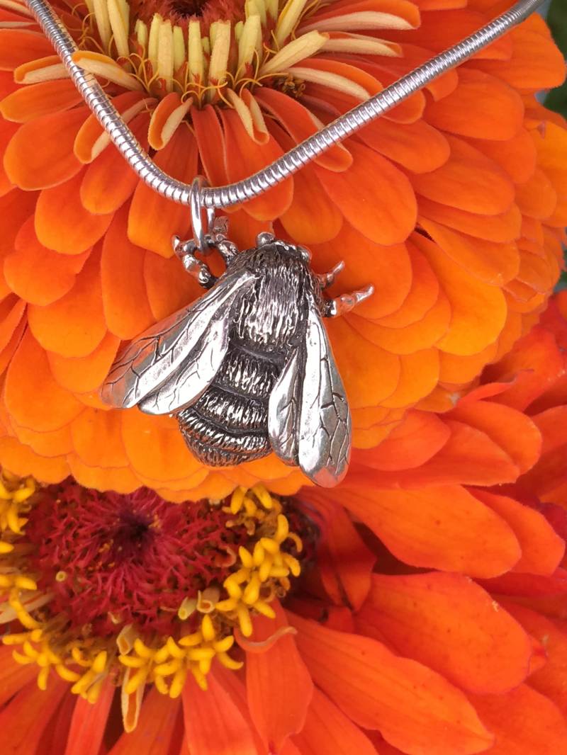Handgemachte Bienenkette Mit Bienenanhänger Aus Sterlingsilber Und Bienenkönigin von EmmaKeatingJewellery