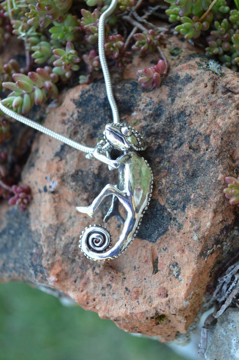 sterling Silber Chamäleon Anhänger - Natur Inspirierte Tier Halskette von EmmaKeatingJewellery