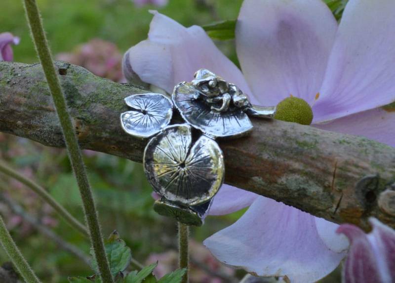 sterling Silber Frosch Ring - & Seerosen, Handgemachter Schmuck von EmmaKeatingJewellery