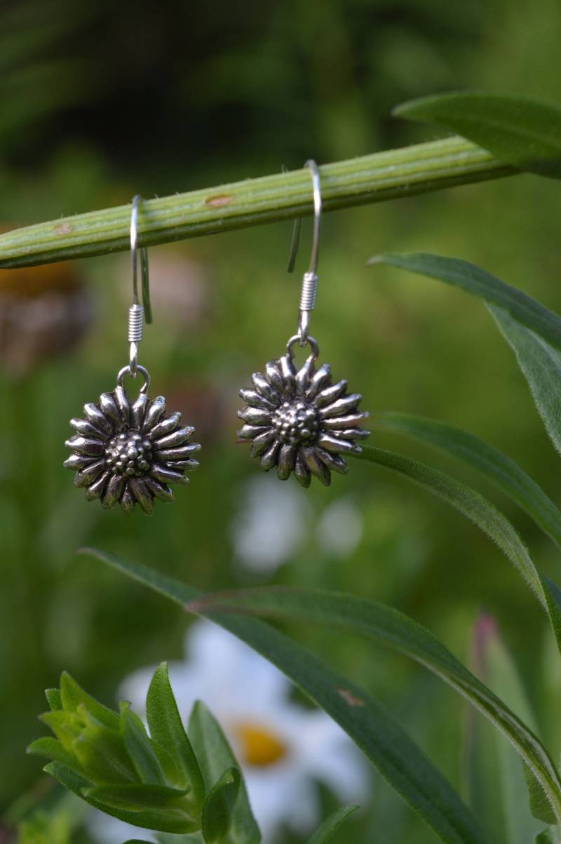 sterling Silber Daisy Ohrringe - Handgemachter Natur Schmuck von EmmaKeatingJewellery