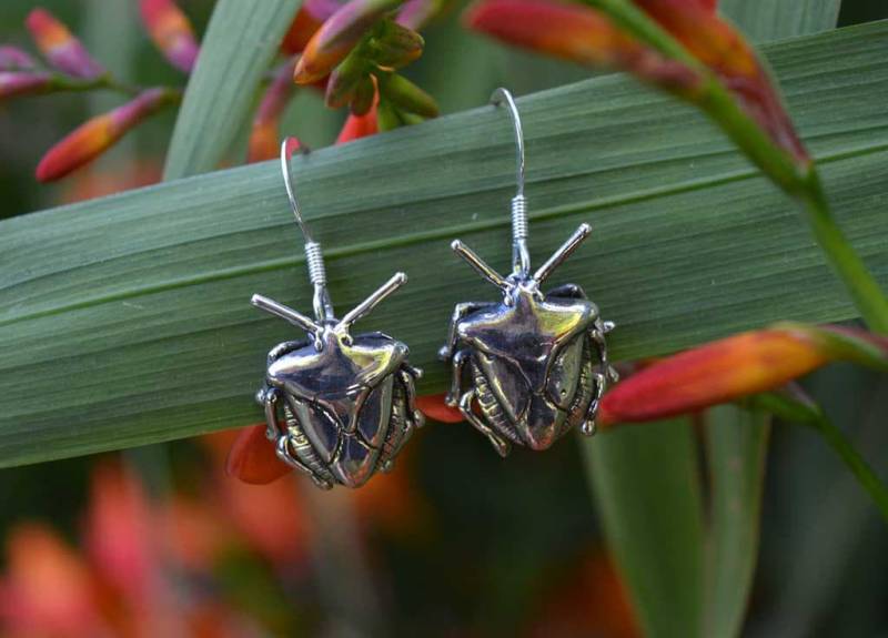 sterling Silber Schildkäfer Ohrringe - Käfer Baumeln Tropfen von EmmaKeatingJewellery