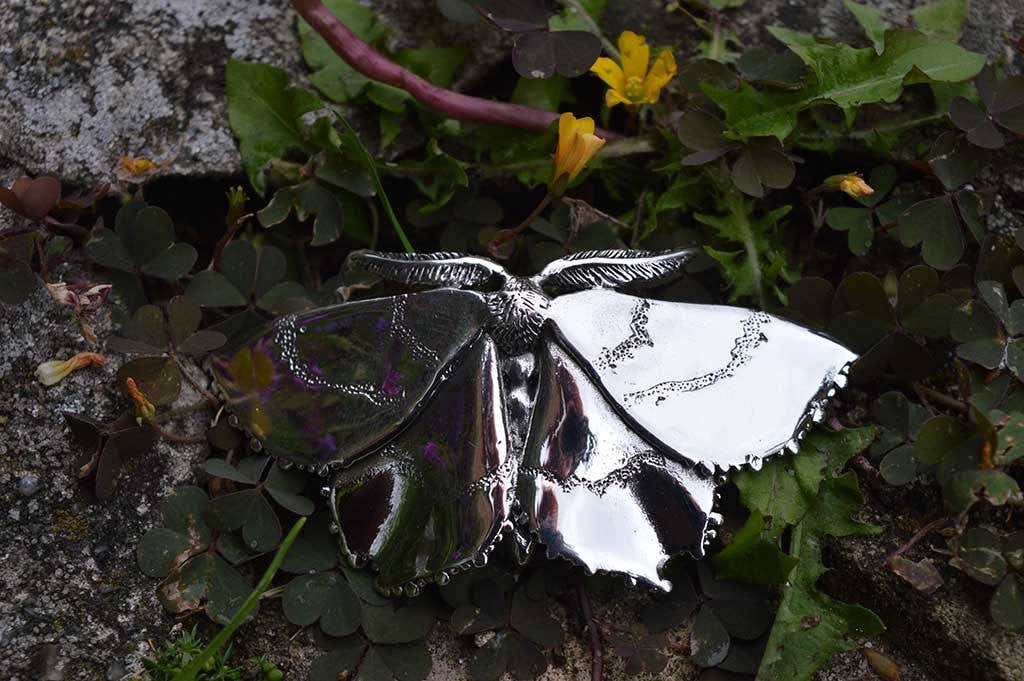 Sussex Smaragd Motten Brosche - Handgemachte Sterling Silber Schmetterling Schmuck von EmmaKeatingJewellery