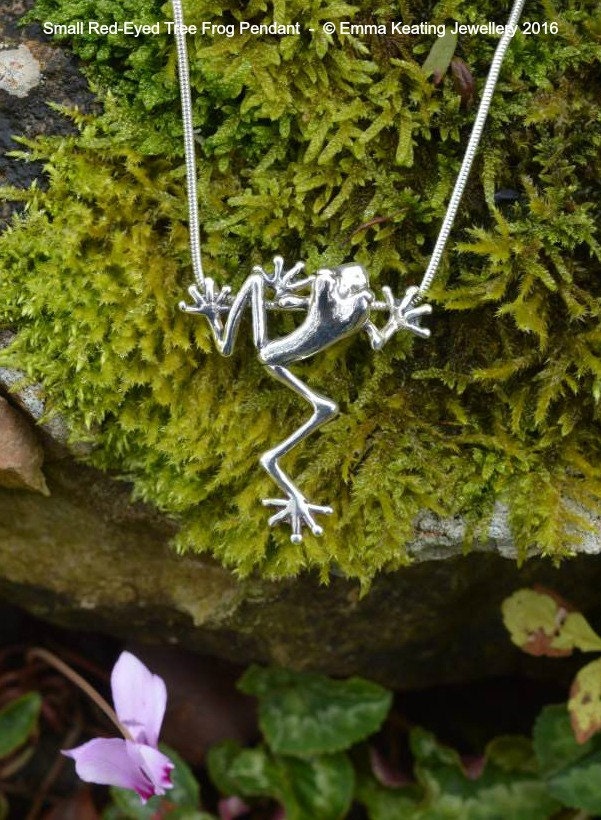 sterling Silber Anhänger Laubfrosch - Klein | Lang von EmmaKeatingJewellery