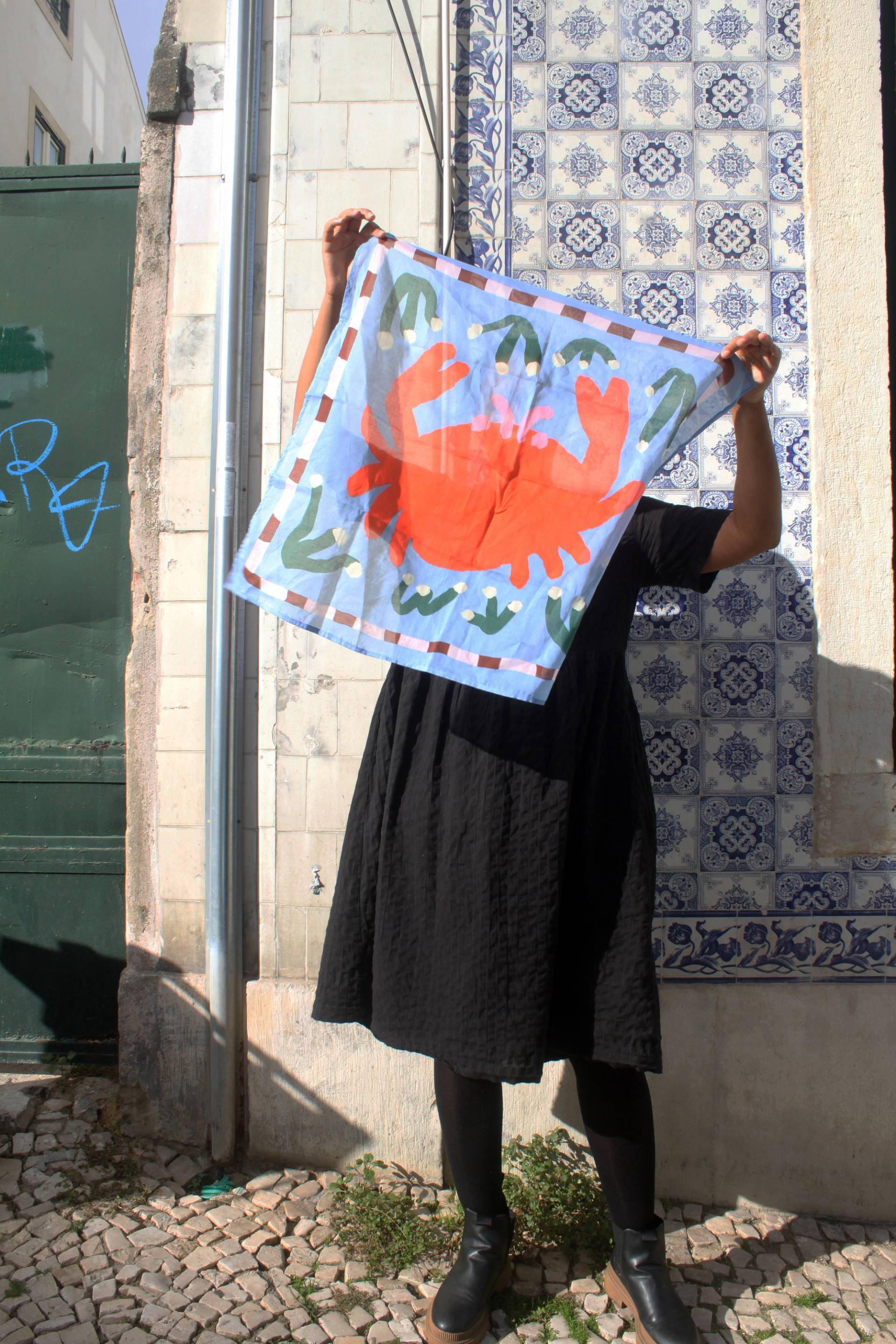 Krabben Print Schal Aus Bio-Baumwolle - Illustrierter Luxusschal von EmmaMakeStudio