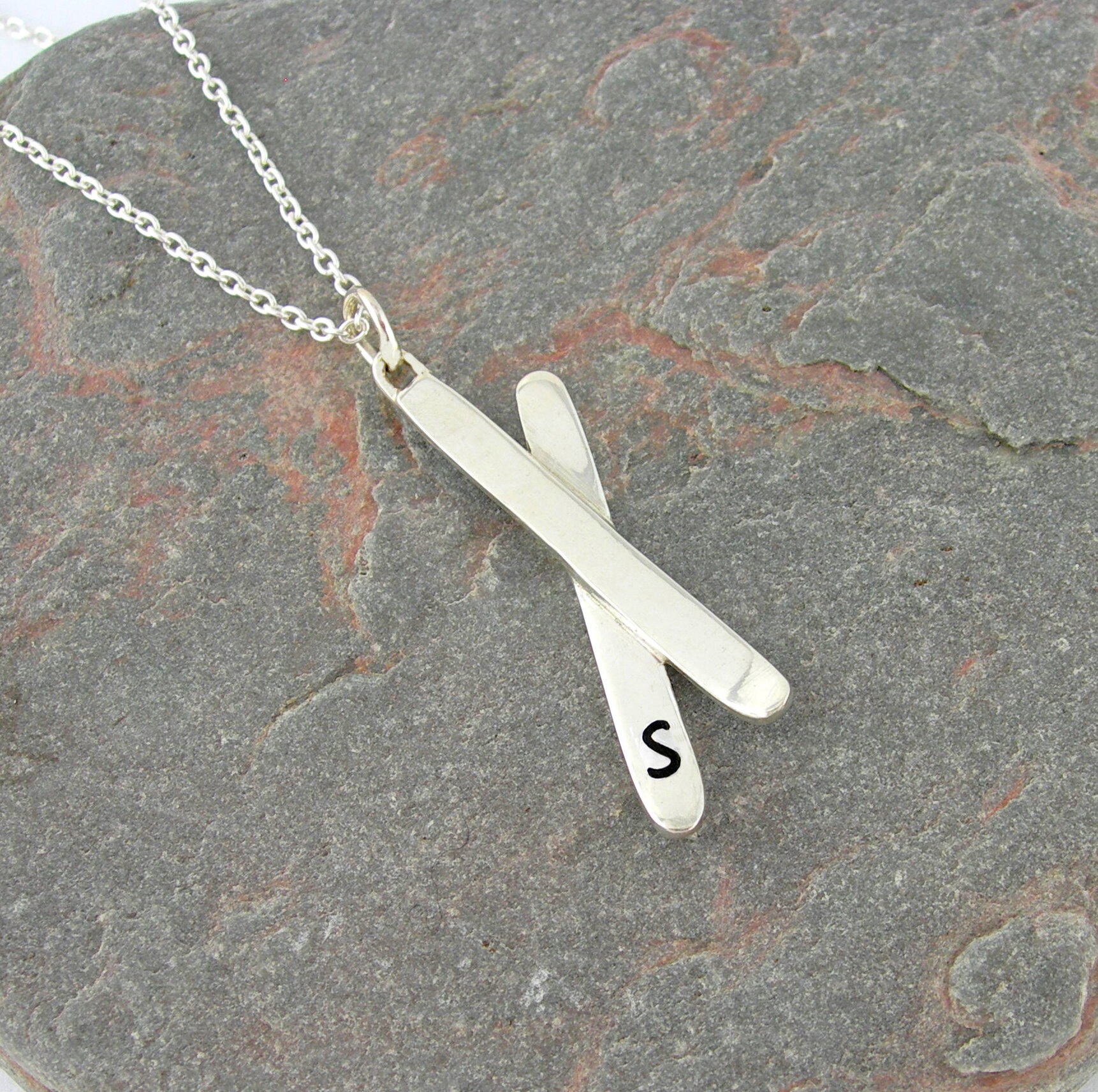 Personalisierte Ski Fahren Silber Anhänger Personalisierte Ski Fahren Silber Anhänger von EmmaMogridgeJeweller