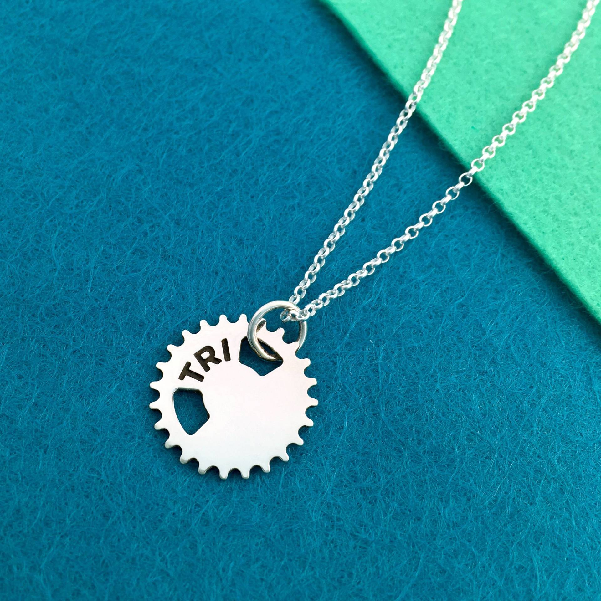Personalisierte Sterling Silber Triangle Anhänger Personalisierte Sterling Silber Triangle Anhänger von EmmaMogridgeJeweller