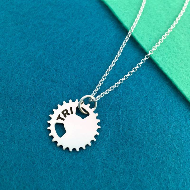 Personalisierte Sterling Silber Triangle Anhänger von EmmaMogridgeJeweller