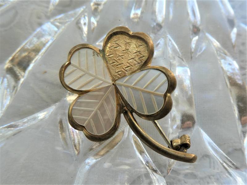Brosche Kleeblatt Mit Perlmutt, Vintageschmuck von EmmaRosesVintage