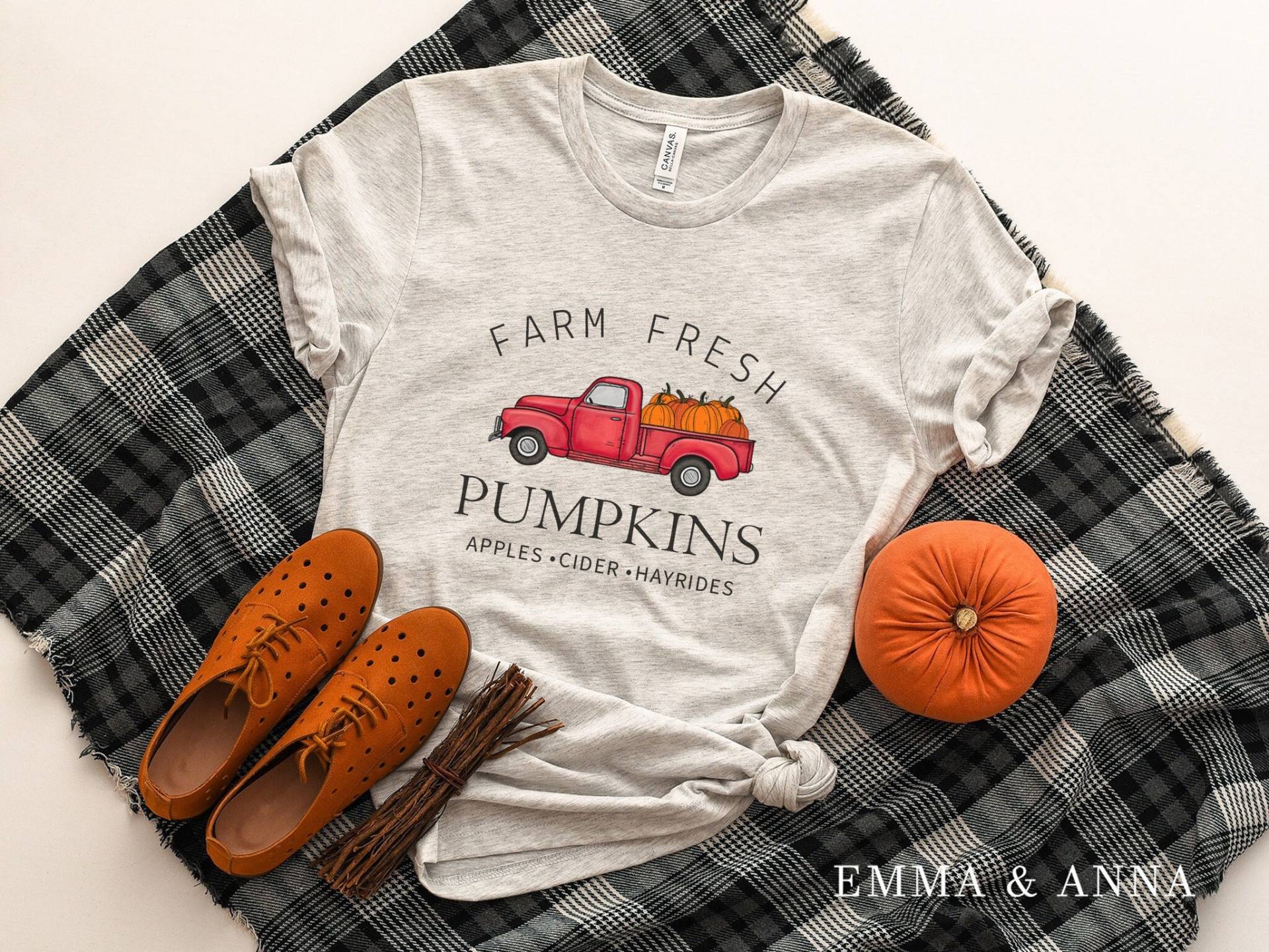 Farm Fresh Pumpkins Shirt, Herbst Shirts Für Frauen, Kürbis T-Shirt, Crewneck, Gewürz Aufnäher Shirt von EmmaandAnnaApparel