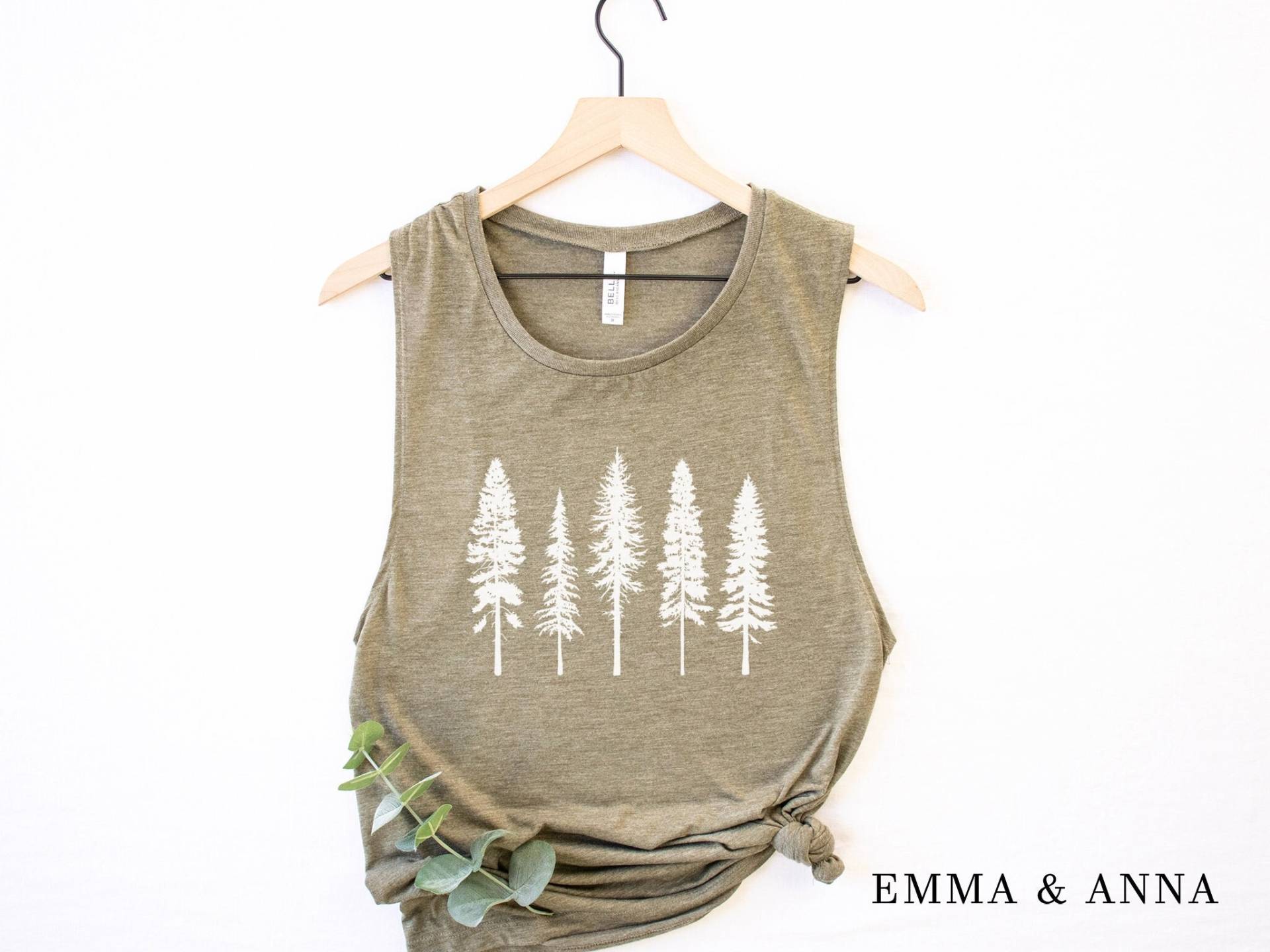 Tannenbaum Tank Top Für Frauen, Geschenk Naturliebhaber, Wander Shirt, Camping Tops, Wandergeschenke, Abenteuer Outdoor Shirt von EmmaandAnnaApparel