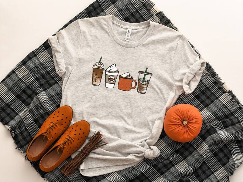 Thanksgiving Shirt Für Frauen, Herbst Kaffee Shirt, T-Shirt, Geschenk Kaffeeliebhaber, Kaffeebecher, Urlaubsshirt, Kürbis Gewürz von EmmaandAnnaApparel