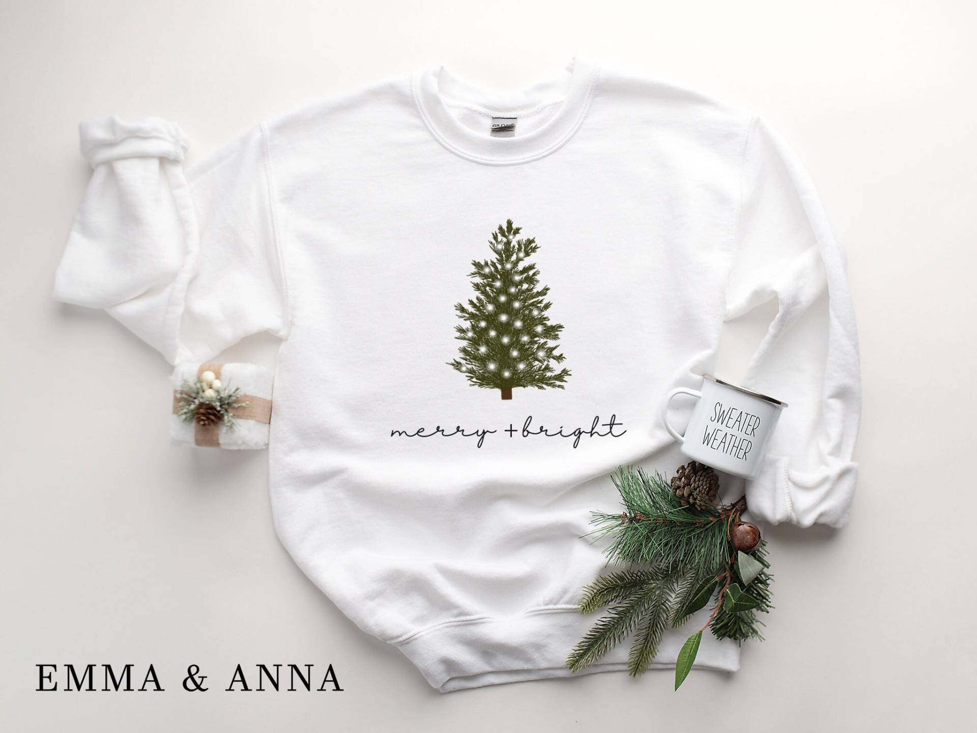 Weihnachtspullover Für Frauen, Merry & Bright Sweatshirt, Tannenbaum Weihnachtspullover, Weihnachtsshirt von EmmaandAnnaApparel