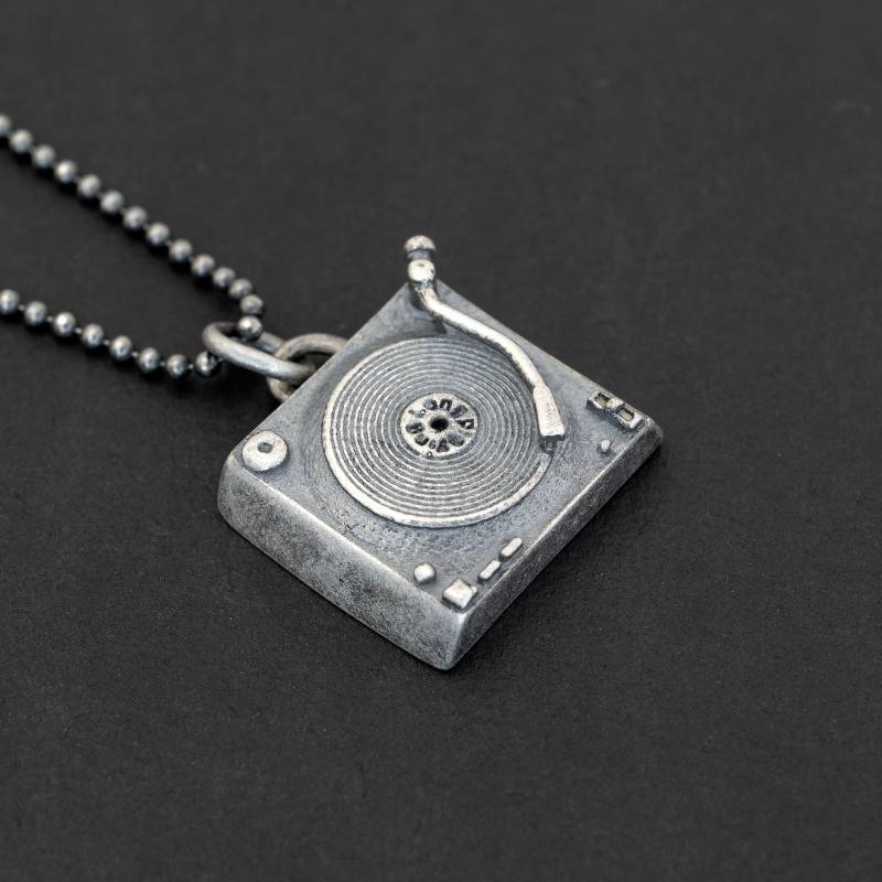 Jewellery Gift For Men Handgemachter Schmuck Geschenk Für Ihn Halskette Aus Sterlingsilber Männer Plattenspieler Lp Musik Hip Hop Dj Rapper von EmmanuelaForMen