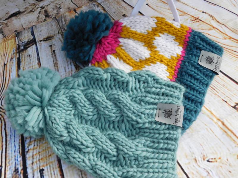 Erwachsene Frauen Hand Gestrickte Teal Kabel Merino-Wolle-Hut Erwachsene Frauen Hand Gestrickte Teal Kabel Merino-Wolle-Hut von Emmaphillipshandmade