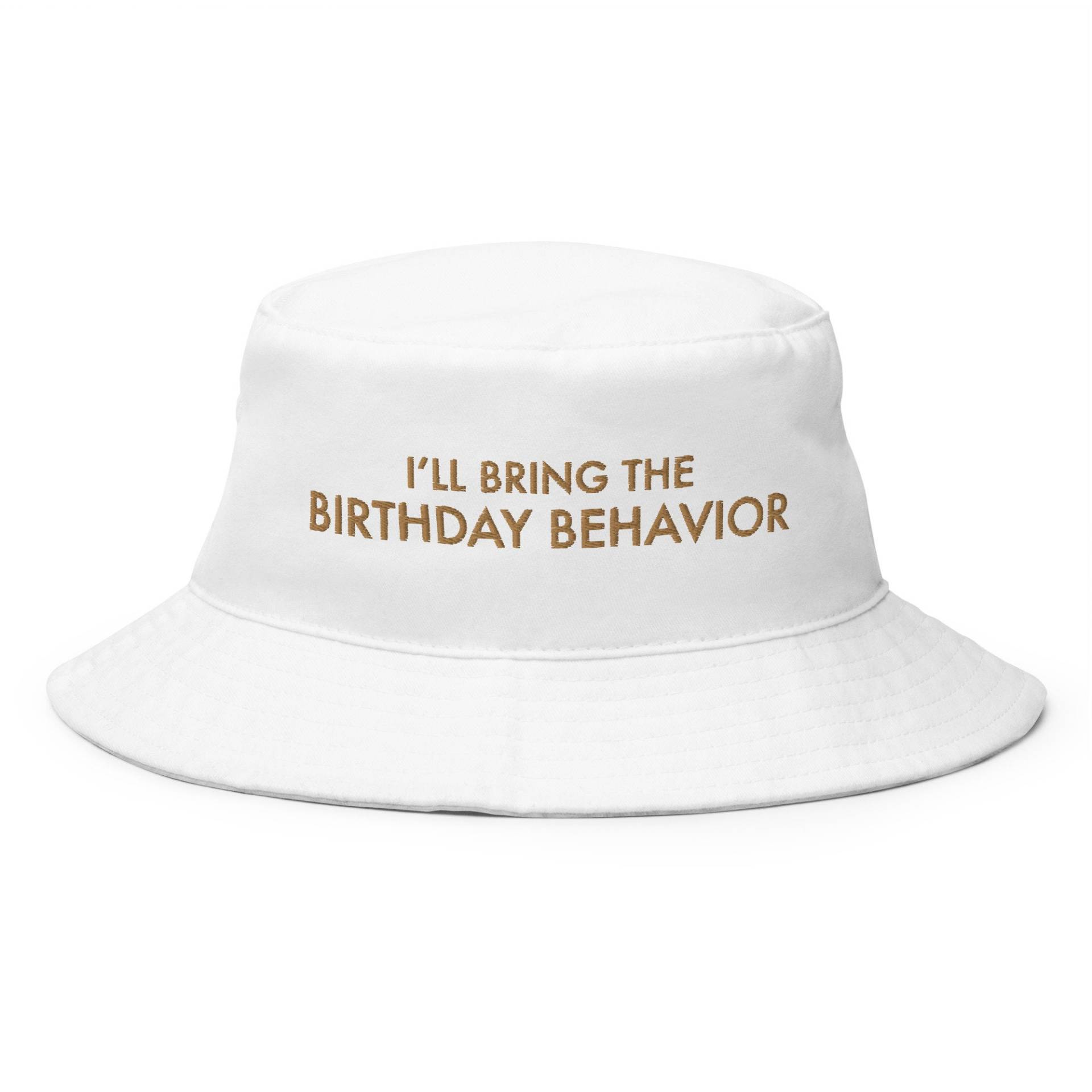 I'll Bring The Birthday Behavior Bucket Hat | Eimerhut Urlaubsmütze Passende Mützen Mädchenreise Geburtstagsverhalten Benutzerdefinierte Mütze von EmmarieDesignsCo