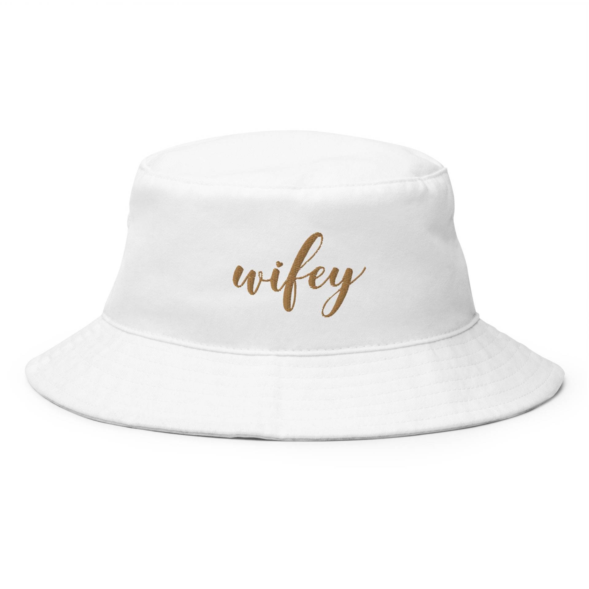 Wifey Bucket Hat | Braut Geschenk Brautparty Zukünftige Mrs. Shower Brauthut Personalisierte Mütze von EmmarieDesignsCo