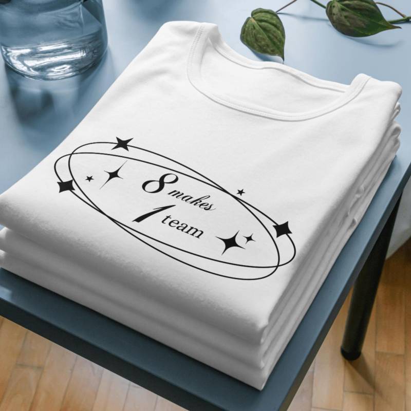 Ateez 8 Macht 1 Team | Kleiner Minimal Merch Unisex-T-Shirt von EmmasMinimalMerch