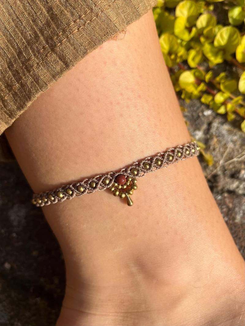 Fußkettchen "Lia" - Handgefertigtes Makramee Boho Schmuck Aus Messing & Rosa Edelstein." von EmmascraftNArt