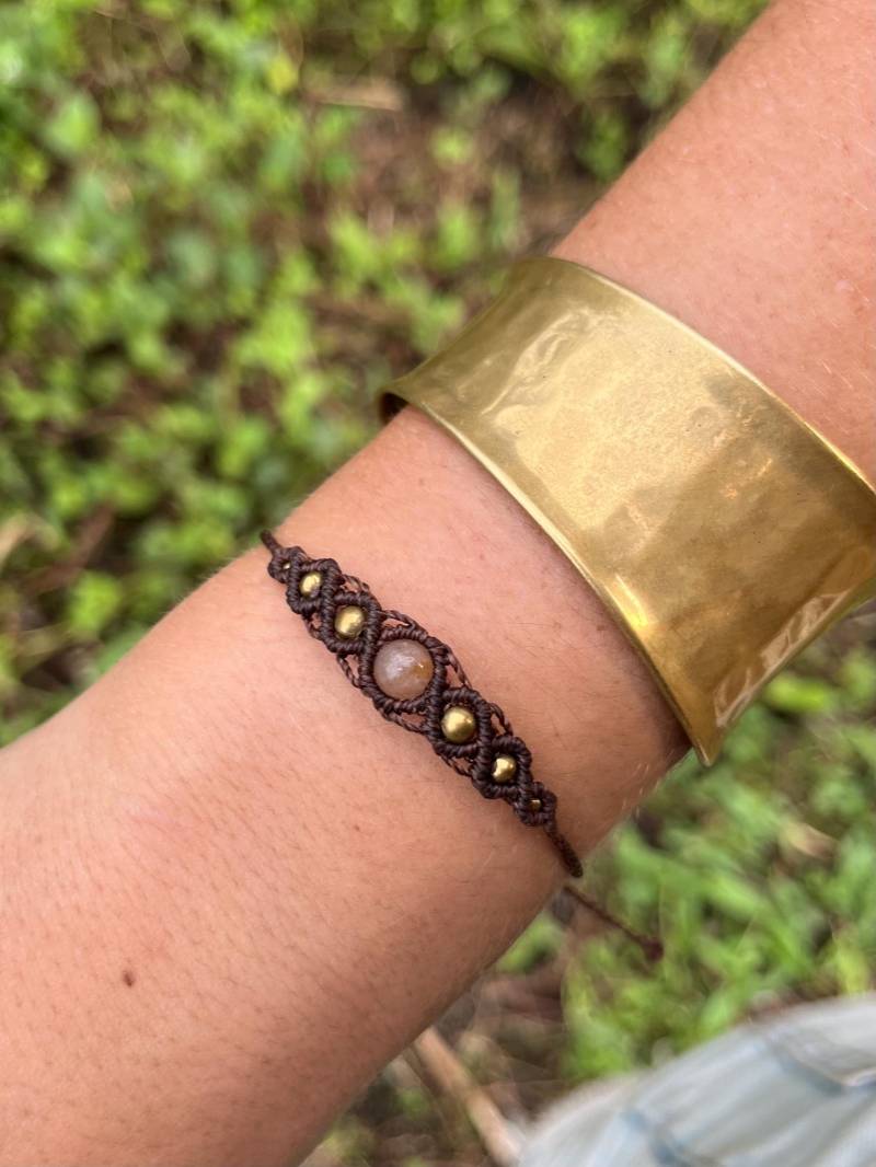 Armband "Seraya" - Handgeknüpftes Makramee Erdbeerquarz & Boho Schmuck Aus Messing." von EmmascraftNArt