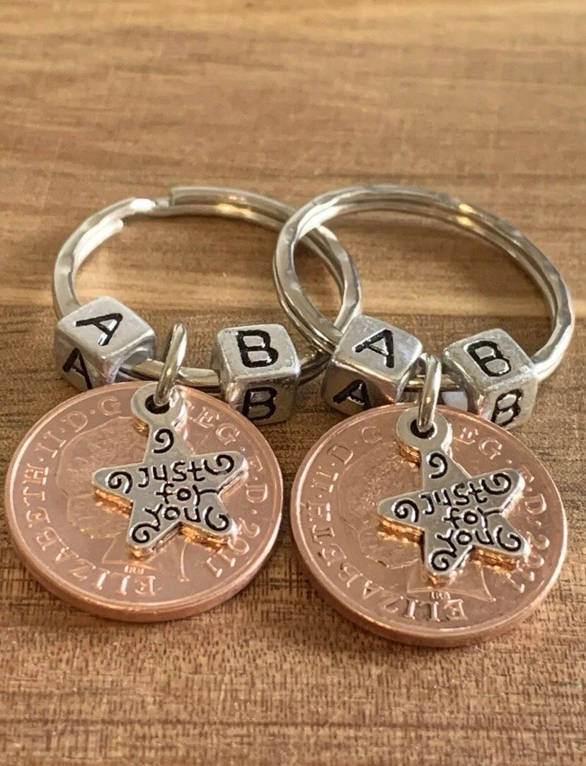 13. Jahrestag Geschenk Für Paare Personalisierte Poliert 2011 Münze Schlüsselanhänger Andenken - in Geschenkbeutel Wählen Sie Initialen von EmmasgiftshopStore