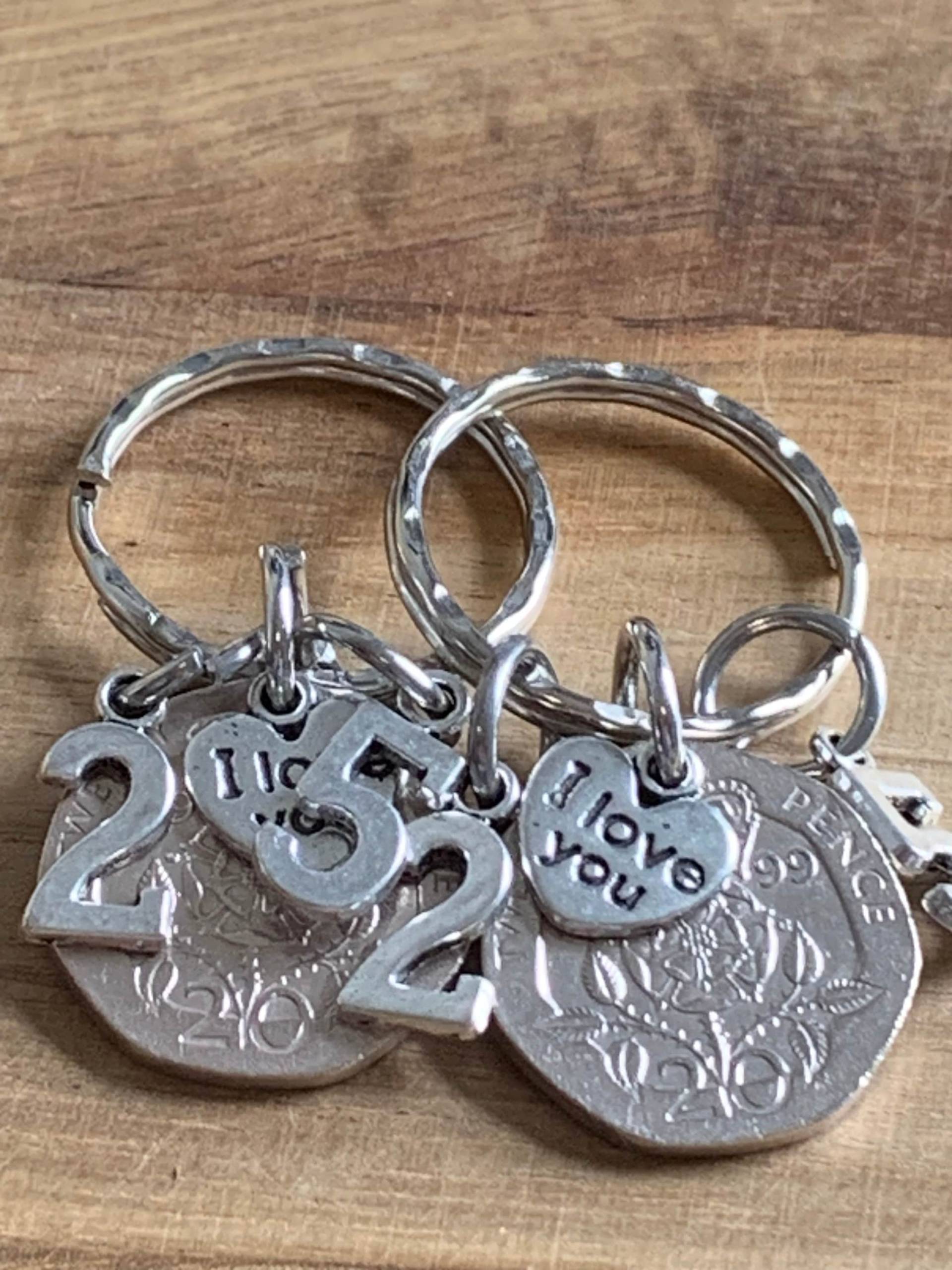 25. Hochzeitstag Geschenk Schlüsselanhänger 1999 Münzen & Charms Auf in Tasche Für Mann Frau Freund Freundin 2Er Set von EmmasgiftshopStore