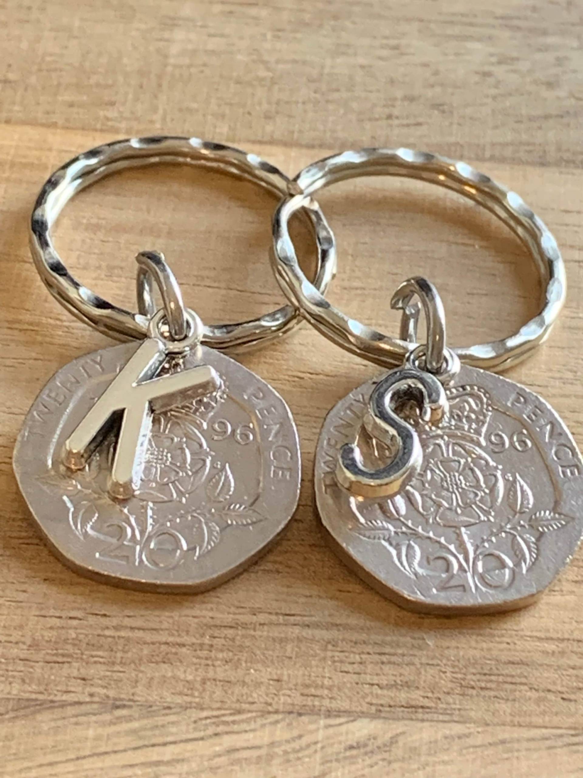 28. Jahrestag Geschenk Für Paare Personalisierte Polierte 1996 Münze Schlüsselanhänger Andenken - Jahrestagsgeschenk in Geschenkbeutel Wählen von EmmasgiftshopStore