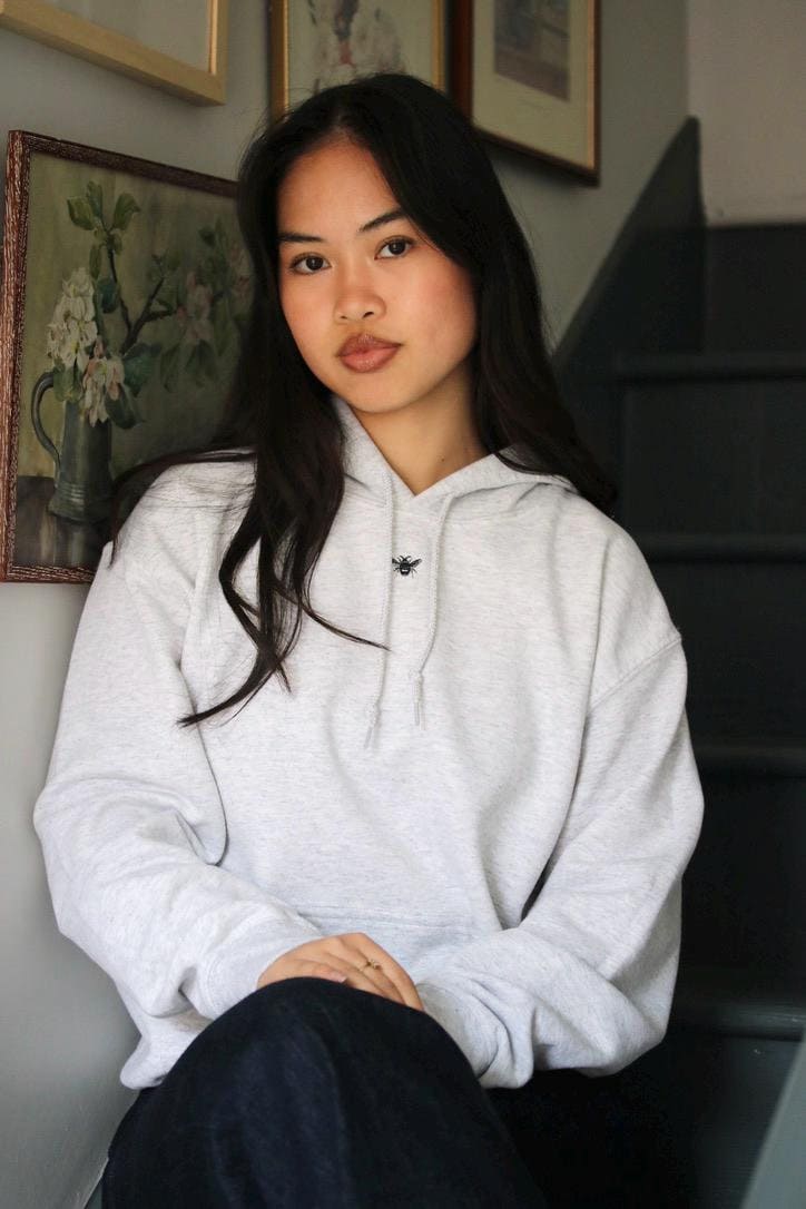 Gestickter Mini Bienen Hoodie Kuschelige Unisex Passform von Emmawarrendesign