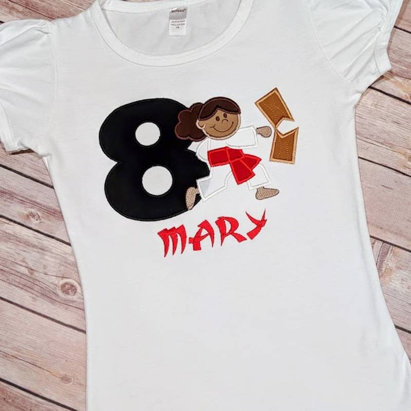 Kickin "Karate 5. Geburtstag Shirt Für Mädchen - Bestickter Name, Nummer Martial Arts T-Shirt von EmmerlusDesigns