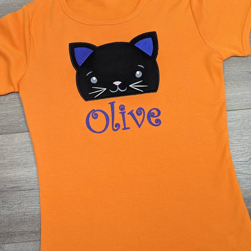 Mädchen Halloween Kostüm Shirt Peeking Black Cat Trick Trunk Treat Top Benutzerdefinierter Name Kitty T-Shirt Book Parade Genähtes Kätzchen von EmmerlusDesigns