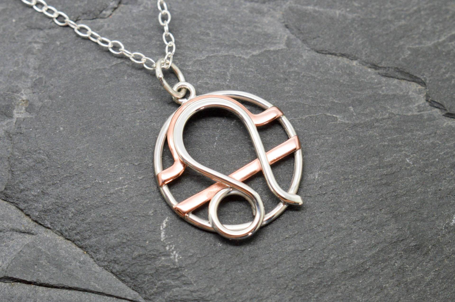 Handgemachte Löwe Waage Sterlingsilber Anhänger Gemischte Metall Astrologie Charm Handgemachte Löwe Waage Sterlingsilber Anhänger Gemischte Metall Astrologie Charm von EmmielousHandmades