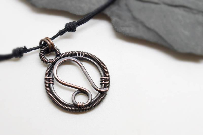 Oxidierter Kupfer Löwe Sternzeichen Anhänger Handgemachte Astrologie Halskette von EmmielousHandmades