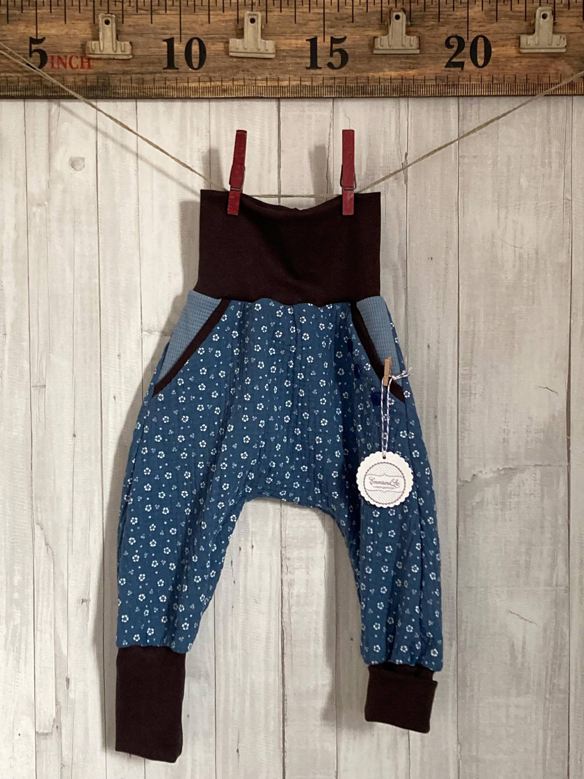 Gr. 74 Pumphose/Hose Für Kleine Damen Aus Blümchen Musselin Stoff in Blau Emmiundliv von EmmiundLiv