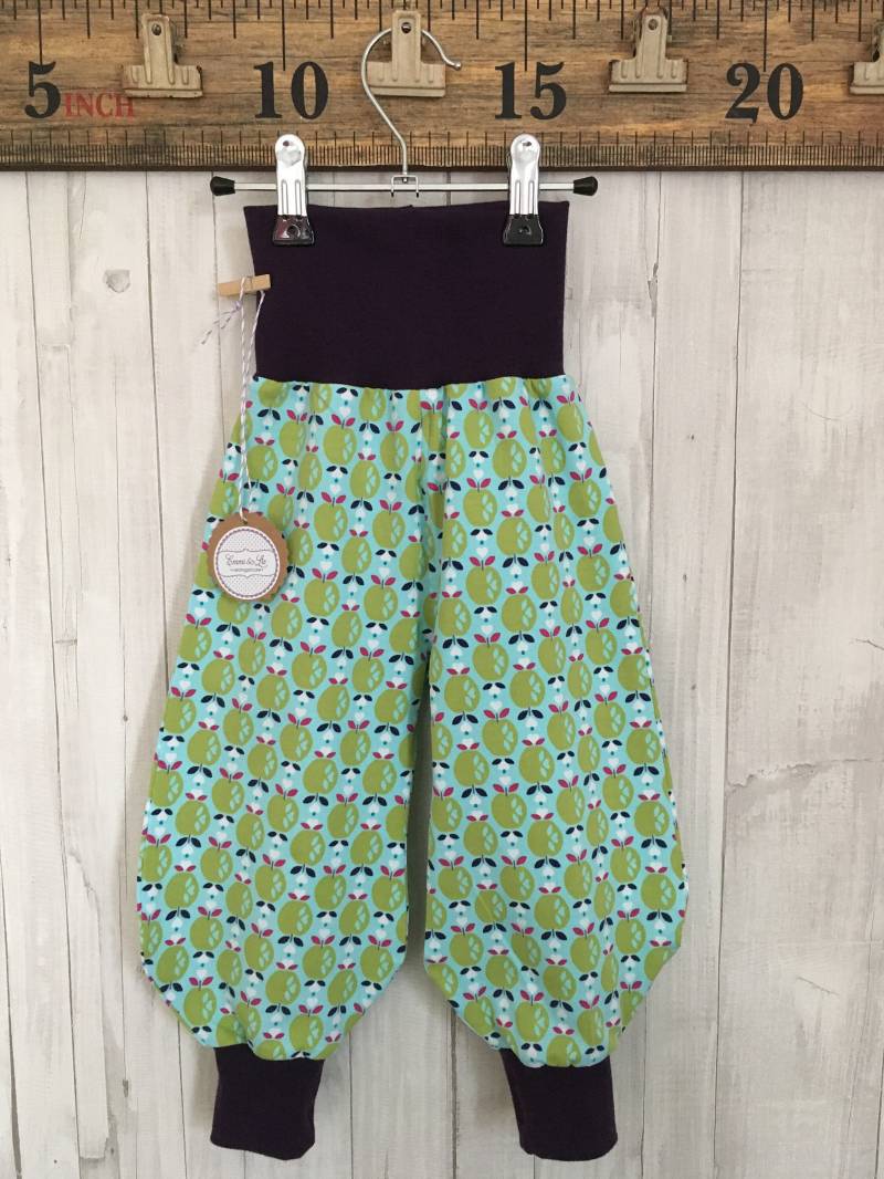 Gr. 74 Pumphose Mädchen Jersey Apfel Muster Babyhose Hose Jerseyhose Emmiundliv von EmmiundLiv