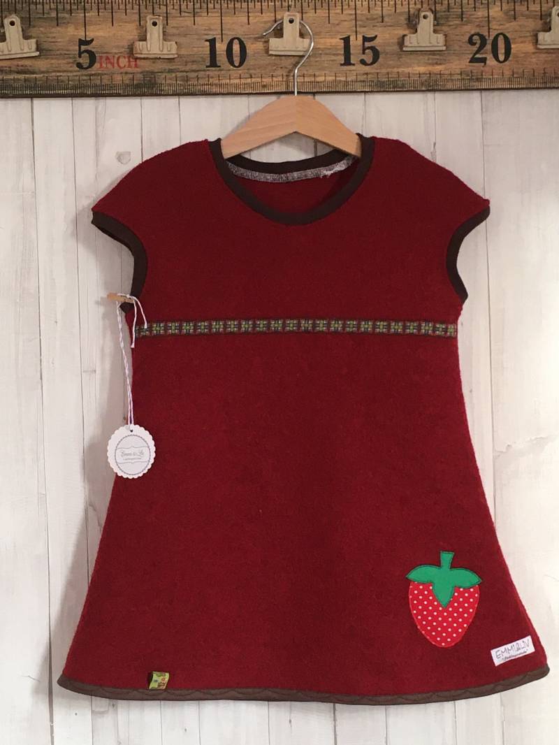 Gr. 98/104 Hängerchen/Kleid in Rot Aus Wollwalk Erdbeere Oberteil Emmiundliv Herbst/Winter von EmmiundLiv