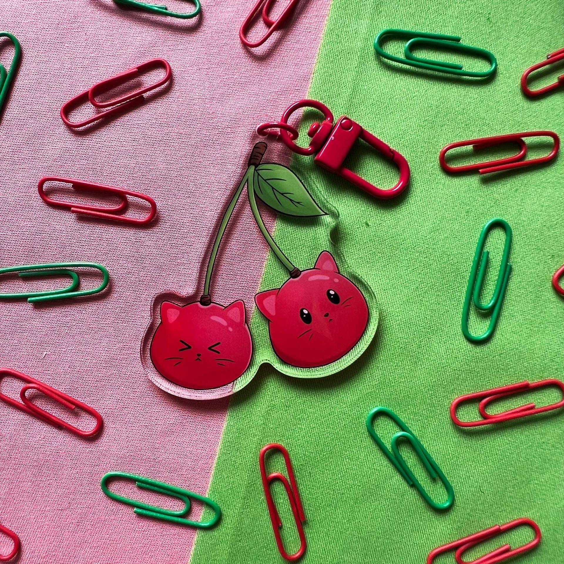 Kirschkatze Acryl Schlüsselanhänger | Süße Zeichnung von EmmyArtandDesign