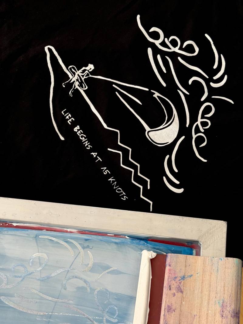 Unisex Kite O'clock T-Shirt Nachhaltig Und Handbedruckt Kitesurfing Unisex Kite O'clock T-Shirt Nachhaltig Und Handbedruckt Kitesurfing von Emoceanshop
