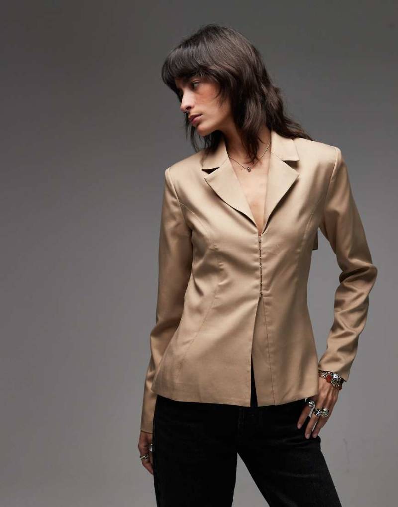 Emory Park - Taillierter Blazer in Sand mit Rückenausschnitt-Neutral von Emory Park