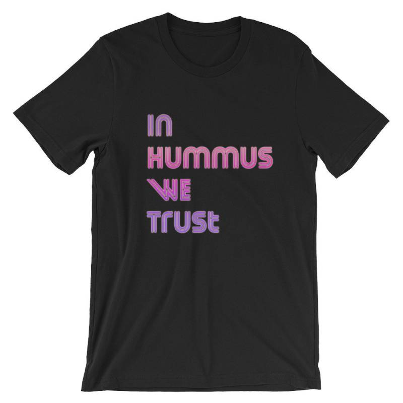 In Hummus Vertrauen Wir Unisex T-Shirt von EmpathHeartCo