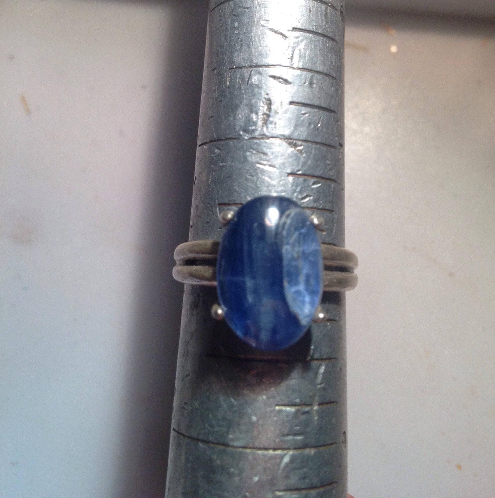 Blauer Kyanit Cabochon Und Sterling Silberring von EmpathMoonGems