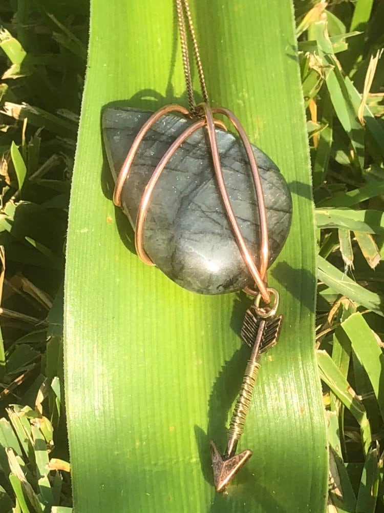 Labradorit Und Pfeil Wire Wrapped Anhänger in Kette von EmpathMoonGems